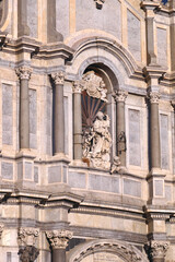 Obraz premium statue of Saint Agatha in the centre of baroque close up facade cathedral in Catania, Sicily, Italy