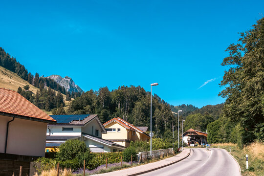 Route sinueuse traversant un village de montagne vers la station du Mol&eacute;son en &eacute;t&eacute;