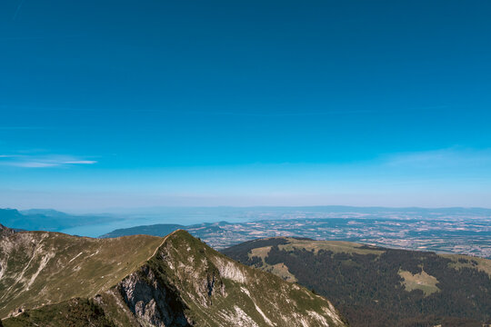 Belv&eacute;d&egrave;re et vue panoramique sur les cr&ecirc;tes depuis le sommet du Mol&eacute;son en Suisse