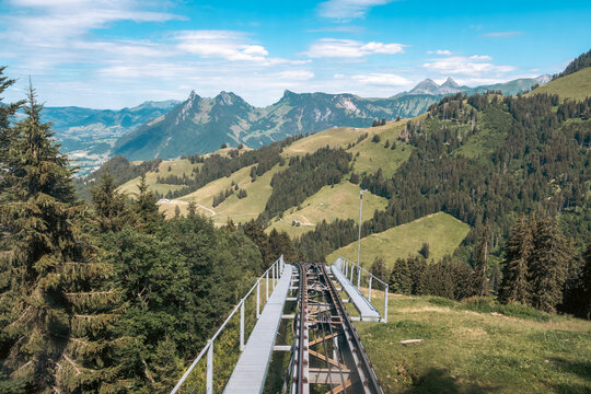 Ligne droite de la voie ferr&eacute;e du funiculaire du Mol&eacute;son plongeant au c&oelig;ur des Pr&eacute;alpes fribourgeoises
