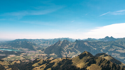 Fototapeta premium Panorama spectaculaire sur les sommets des Préalpes depuis le Moléson en Suisse