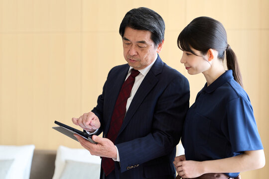 客室清掃の品質管理をするビジネスマン