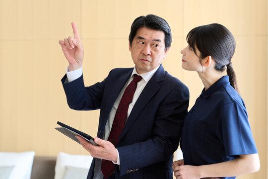 客室清掃の品質管理をするビジネスマン