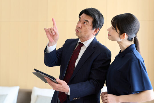 客室清掃の品質管理をするビジネスマン