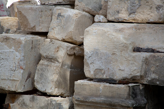 Blocs de pierre provenant d'un mur d&eacute;mont&eacute;