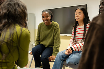 Obraz premium Diverse students engaging in a group discussion, sharing ideas and learning together