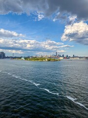 Fototapeta premium The Statue of Liberty and the New York City Skyline