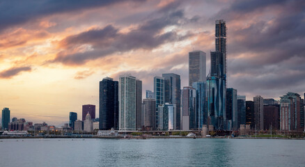 Obraz premium Chicago Illinois skyline, sunset time, waterfront skyscrapers blue cloudy sky background, USA