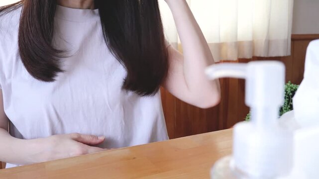 毛先や髪の状態を気にする女性