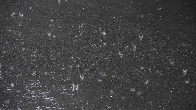Raindrops Splashing on Wet Asphalt Pavement Surface
(젖은 아스팔트 바닥 표면에 튀는 빗방울과 물보라)