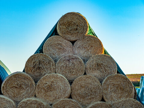 Strohrollen und Silageballen lagern im Freien