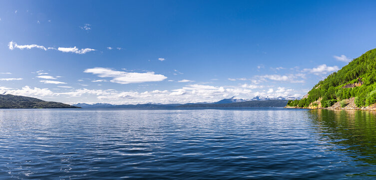 Blick &uuml;ber den Ofotfjord zu den Lofoten inseln