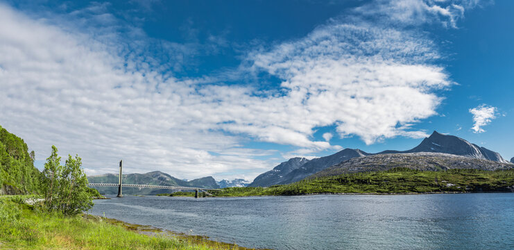 sonne &uuml;ber dem Efjord im Sommer bei Narvik in Norwegen