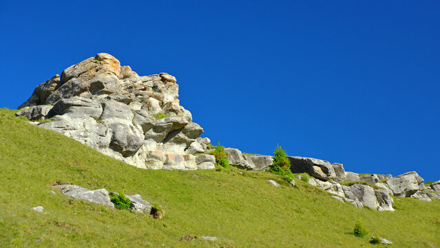 A rocky massif on the Bucegi Plateau. A place steeped in countless legends and myths, but also an extraordinary place to explore and enjoy nature.