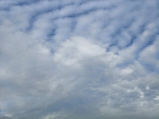 Obraz premium Mackerel sky with altocumulus cloud pattern forming ripples across the blue sky