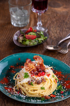 spaghetti carbonara on wood