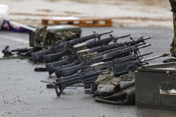 並べられた軍用銃 © yasshi_1977