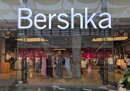 Entrada con escaparates con maniqu&iacute;es con carteles de rebajas, en tienda de ropa Bershka en Madrid, Espa&ntilde;a, 3 de julio de 2026
