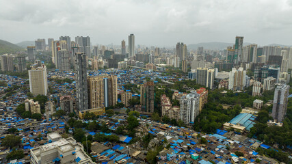 Obraz premium Aerial view of Mumbai slum and modern high rise buildings India