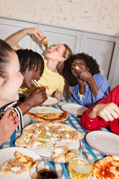 Friends enjoying pizza 