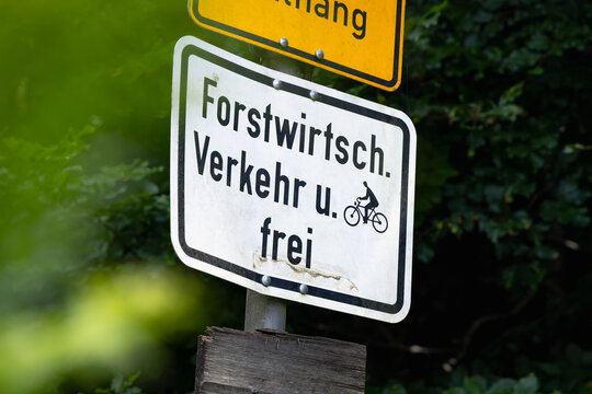 Verkehrszeichen an Forstweg gibt Durchfahrt f&uuml;r Anlieger frei