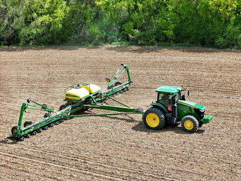 Roscoe, Illinois May 6, 2026 John Deere 7270R tractor pulling a John Deere 1770NT 24 row Central Fill Seed Delivery System planter
