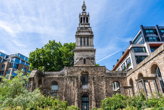Ruins of Christ Church Greyfriars, a Wren church (1704) blitzed in 1940, now a public garden on Newgate Street. The medieval Greyfriars monastery, burial site of Sir Thomas Malory, was founded in 1225