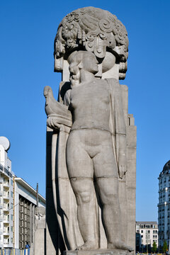 statue du patrimoine art d&eacute;co sur le pont Sainctelette  &agrave; Bruxelles 