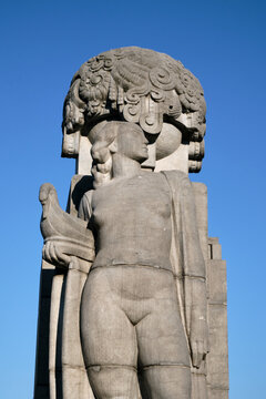 statue du patrimoine art d&eacute;co sur le pont Sainctelette  &agrave; Bruxelle