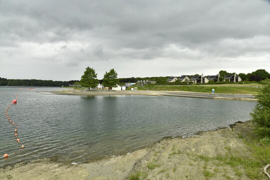 La zone de baignade principale sous un ciel d'orage au lac de la Plate-Taille sur le site des Lacs de l'Eau d'Heure &agrave; Froidchapelle (Thuin)