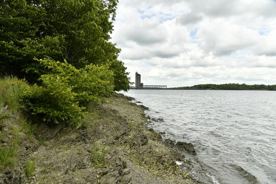 Berges &eacute;rod&eacute;es sous l'effet des vagues au lac de la Plate-Taille au site des Lacs de l'Eau d'Heures &agrave; Froidchapelle (Thuin)