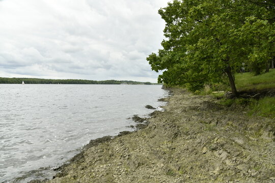 Berges &eacute;rod&eacute;es sous l'effet des vagues au lac de la Plate-Taille au site des Lacs de l'Eau d'Heures &agrave; Froidchapelle (Thuin)