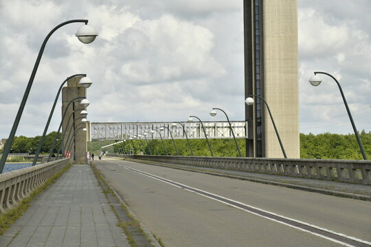 La route et la tour panoramique sur la cr&ecirc;te du barrage de la Plate Taille &agrave; Froidchapelle (Thuin)