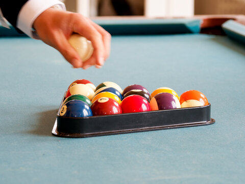 Jeu de billes de billard am&eacute;ricaines rang&eacute;es en triangle sur une table de billard avant le d&eacute;but d'une partie