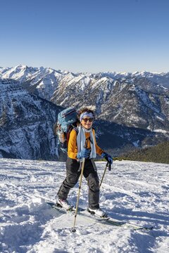 Ski tourer in winter in the snow, Am Schafreuter, Karwendel Mountains, Alps in good weather, Bavaria, Germany
