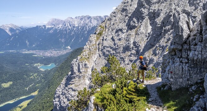 Mountaineers climbing the Upper Wettersteinspitze, in the background Lautersee and Karwendel Mountains with Western Karwendelspitze, Wetterstein Mountains, Bavarian Alps, Bavaria, Germany