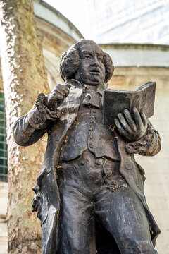 Bronze statue of Samuel Johnson (1709&ndash;1784), English lexicographer and writer, by Percy Fitzgerald (1910), in the churchyard of St Clement Danes on the Strand, City of Westminster, London, UK.