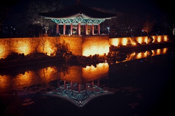 Obraz premium Spectacular night view of Donggung Palace and Wolji Pond with perfect water reflection.