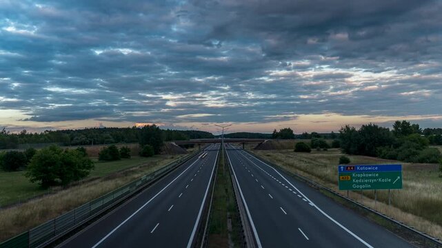 timelapse ruchu na autostradzie a4 obok węzła gogolin w zachodniej Polsce w porze letniej