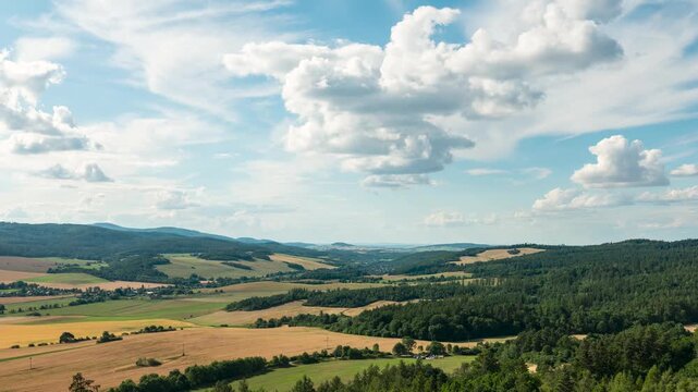timelapse chmur na tle g&oacute;r g&oacute;r opawskich w p&oacute;łnocnych Czechach w porze letniej