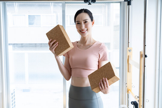 ヨガブロックを持つ女性