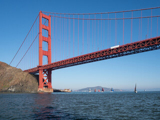 Obraz premium A view of the Golden Gate Bridge with sailboats in the water.
