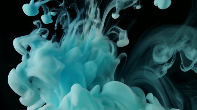 水中で咲き誇る青緑のインクの雲