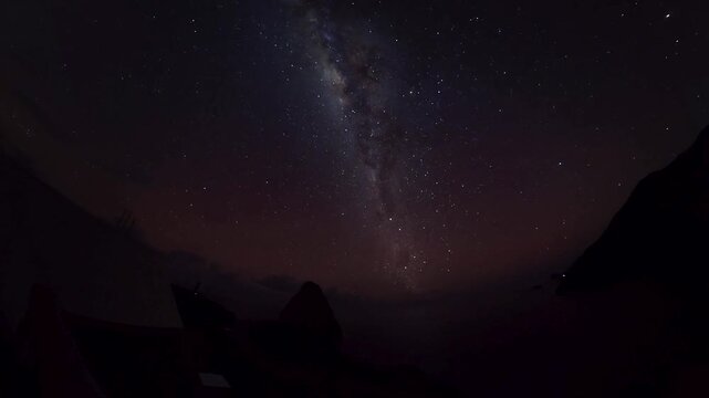 timelaps de la voie lact&eacute;e prise de la c&ocirc;te sud de UA HUKA dans l'archipel des marquises sur le cycle entier de la nuit 