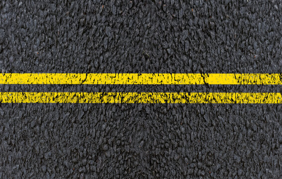 Lignes jaunes sur asphalte 