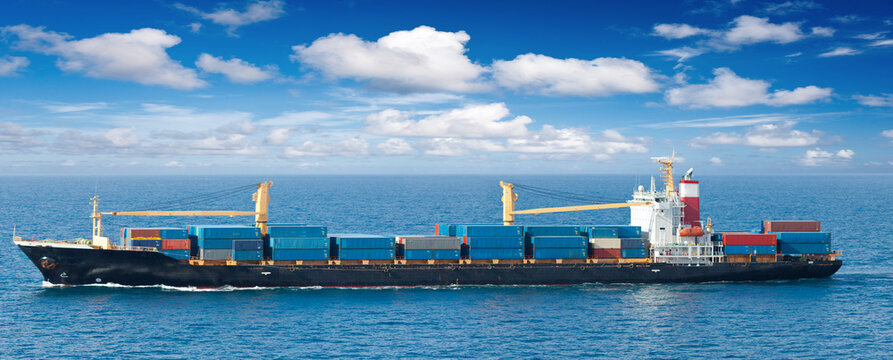 Porte-conteneurs en mer