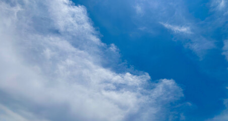 Obraz premium Expansive Blue Sky Framed by Soft White Clouds