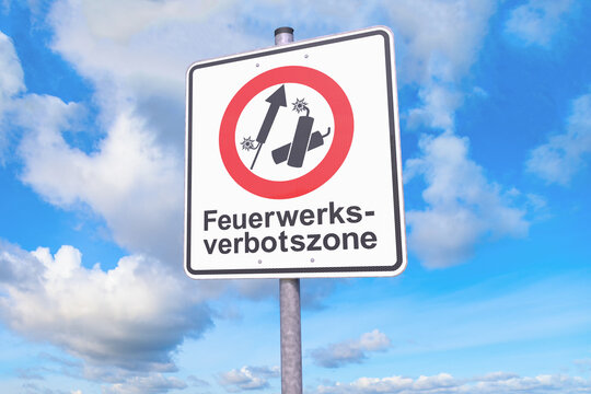 Verkehrszeichen - Verbot - Tafel - Feuerwerksverbotszone - Himmel, Wolken