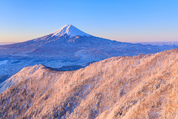 Obraz premium 積雪する富士山と朝焼けの絶景