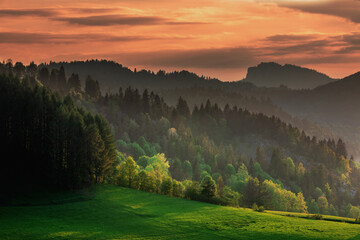  Wiosna w Pieninach. Zachód słońca. © Janusz Lipiński